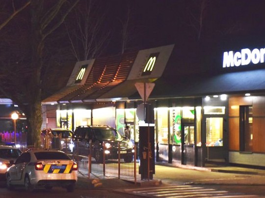 В Николаеве посетители McDonalds устроили стрельбу из-за места в очереди