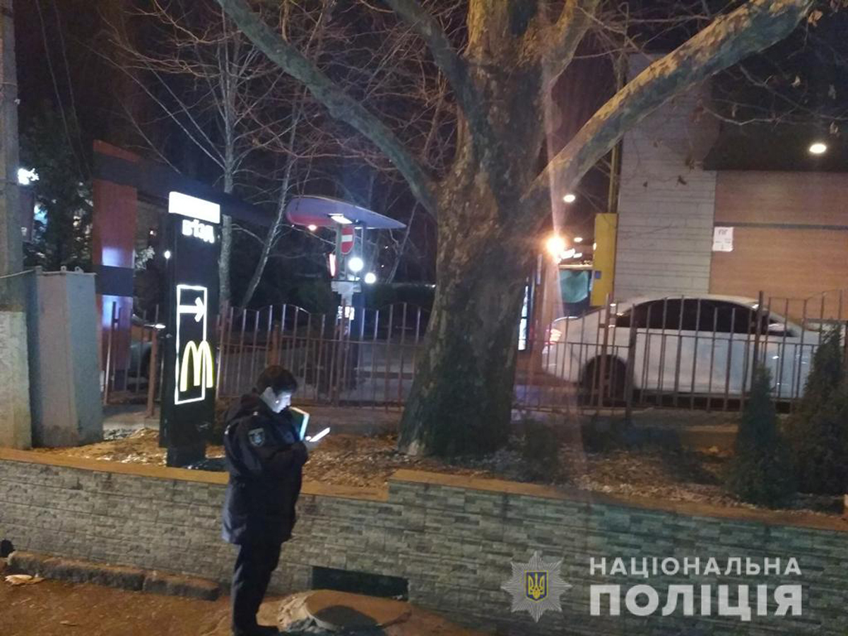 В Николаеве посетители McDonalds устроили стрельбу из-за места в очереди