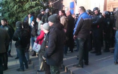 В Николаеве тоже возможен штурм. Горожане идут к ОГА