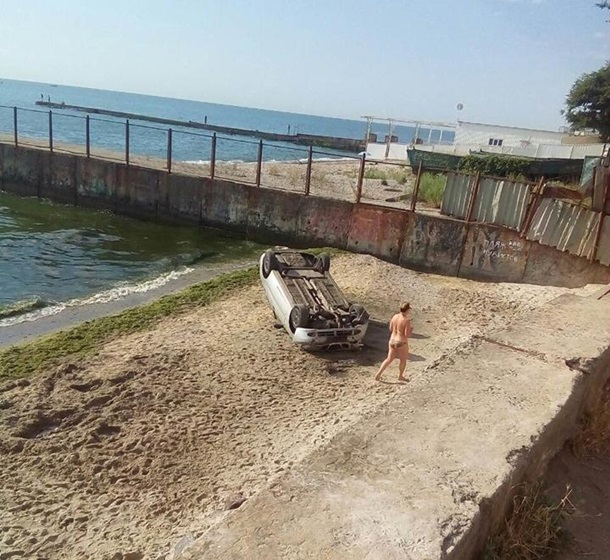 В Одессе авто со склона упало на пляж