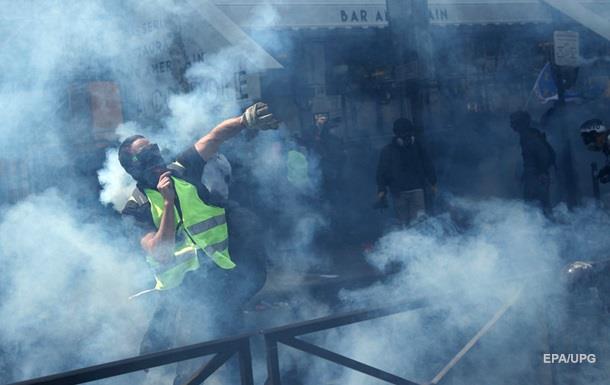 В Париже новые столкновения полиции с жилетами