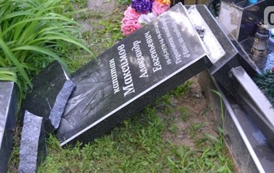 В Полтаве пьяный повалил памятник участнику АТО