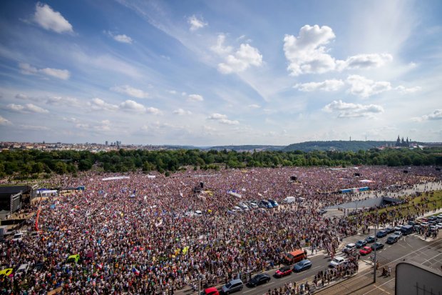 В Праге на антиправительственный митинг вышли 250 тысяч человек: фото
