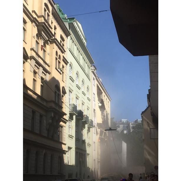 В результате мощного взрыва в Вене на прохожих обрушился пятиэтажный дом: первые фото