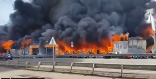 В России разгорелся мощный пожар на рынке: в сети показали зрелищное видео