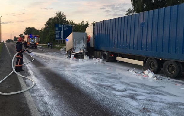 В Ровенской области дорогу залило клеем ПВА