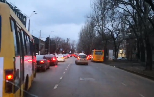 В Сети обсуждают видео, как водители в Одессе пропускают скорую