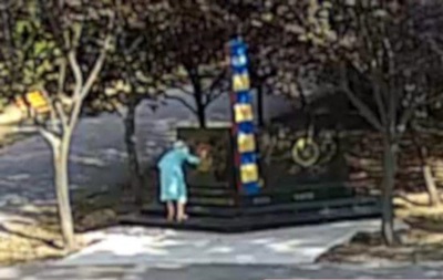 В Сети показали, кто разрисовал свастикой памятник в Николаеве