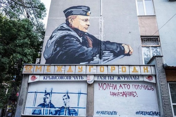 В Симферополе под муралом Путина появился портрет Сенцова (фото)