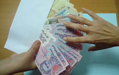 В Украине средняя зарплата сократилась почти на 170 гривен