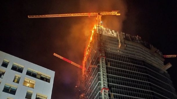 В Варшаве горел 130-метровый небоскреб: видео