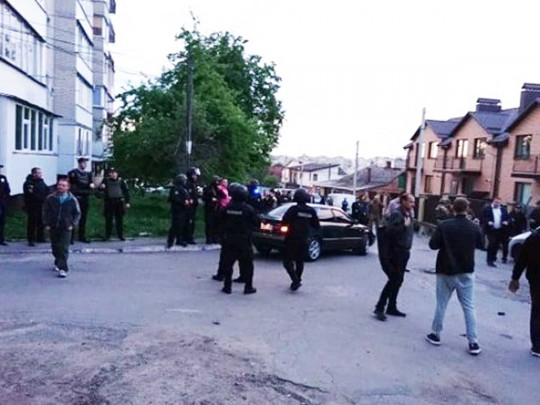 В Виннице триста человек в масках захватили консервный завод, — СМИ (видео)