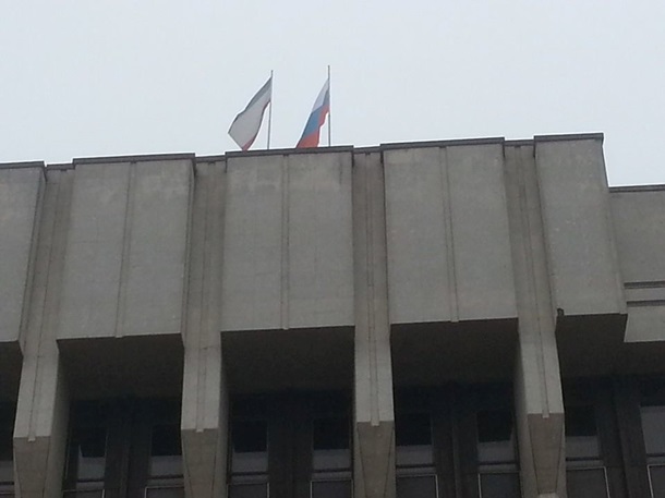 В захваченное здание парламента Крыма внесли автоматы Калашникова, снайперские винтовки и гранатометы - очевидец