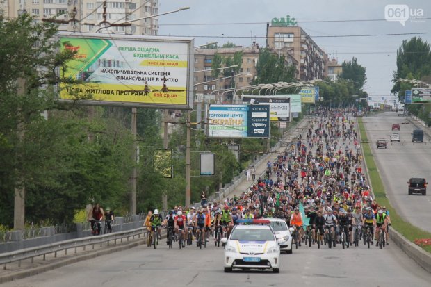 В Запорожье тысячи велосипедистов проехали по улицам города: яркие фото