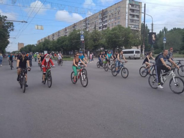 В Запорожье тысячи велосипедистов проехали по улицам города: яркие фото