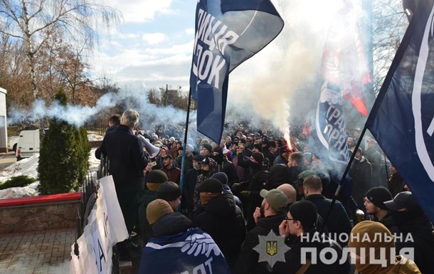 В Житомире пикетчики устроили погром и драку в ОГА