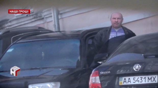 Величезний елітний будинок і дорогі авто: як живе звичайний держслужбовець Укрспецекспорту