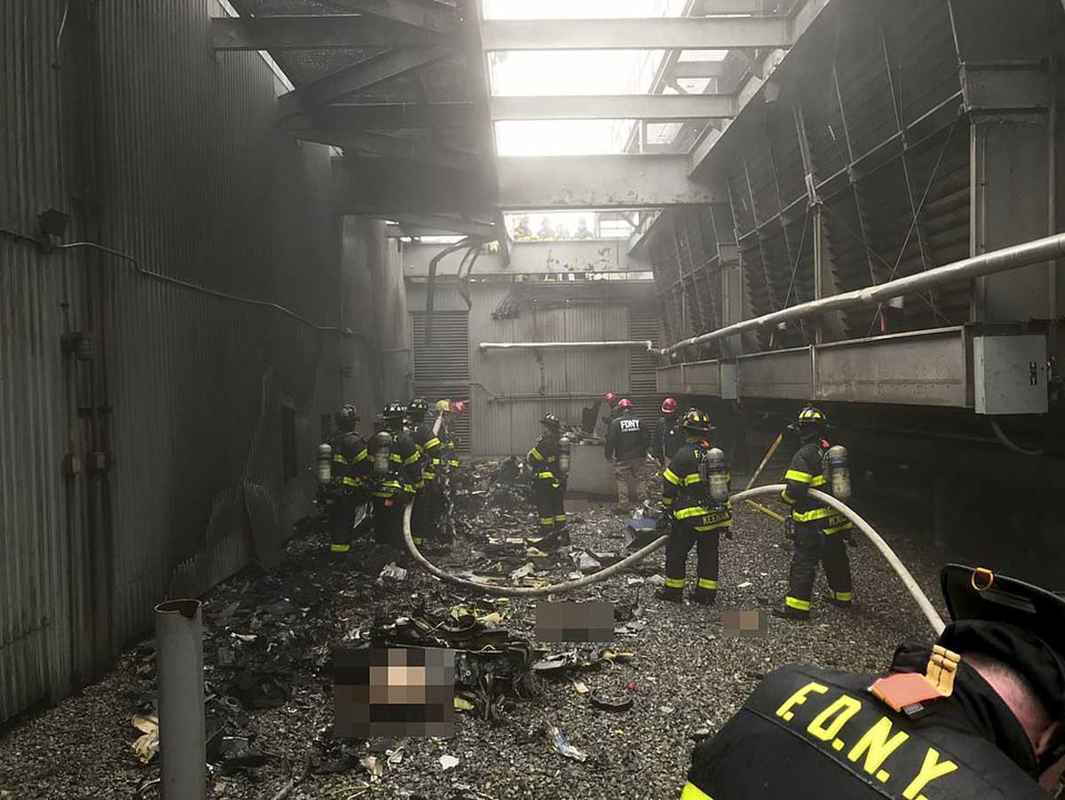 Вертолет рухнул на крышу небоскреба в Нью-Йорке: появились фото и видео с места инцидента