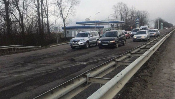 Ветер посрывал крыши и повалил деревья на западе Украины