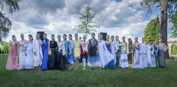 Виступ учасниці Голос країни і трембіти: як пройшов показ нової колекції Оксани Караванської