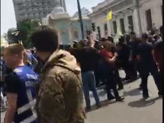 Владельцы евроблях заблокировали движение в центре Киева: что происходит (видео)