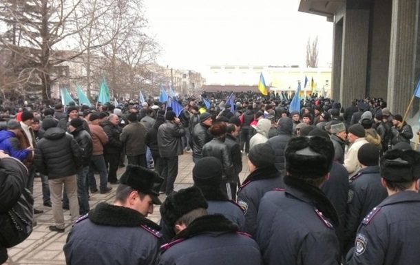 Во время столкновений в Крыму пострадали два человека - СМИ
