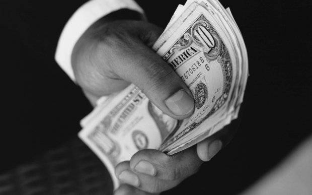 Впечатляющая история афериста, который дважды продал Эйфелеву башню