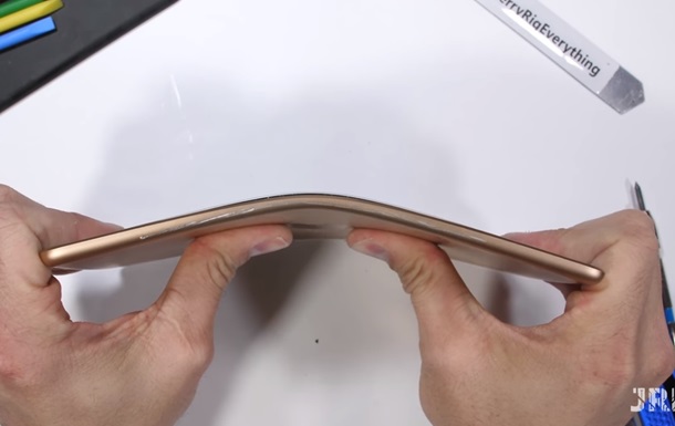 Выносливость iPad mini испытали в краш-тесте