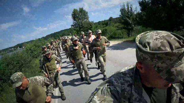 Які безпощадні іспити долають українські курсанти, аби їм дозволили стрибнути з парашутом: відео