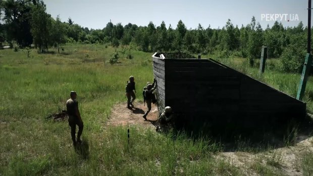 Які безпощадні іспити долають українські курсанти, аби їм дозволили стрибнути з парашутом: відео