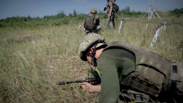 Які безпощадні іспити долають українські курсанти, аби їм дозволили стрибнути з парашутом: відео