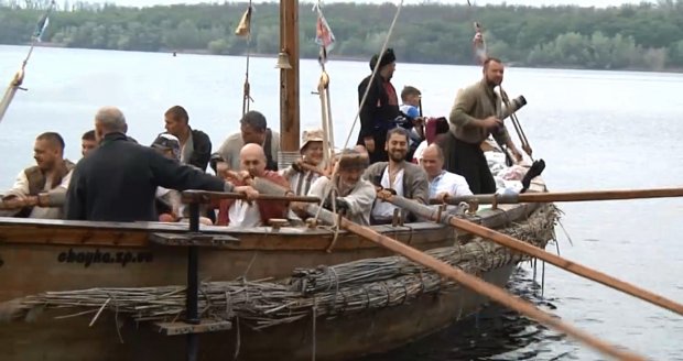 Із Запоріжжя до Херсону вирушило старовинне козацьке судно
