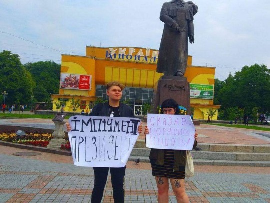 Задержанная за пикет против Зеленского девушка заявила об угрозах