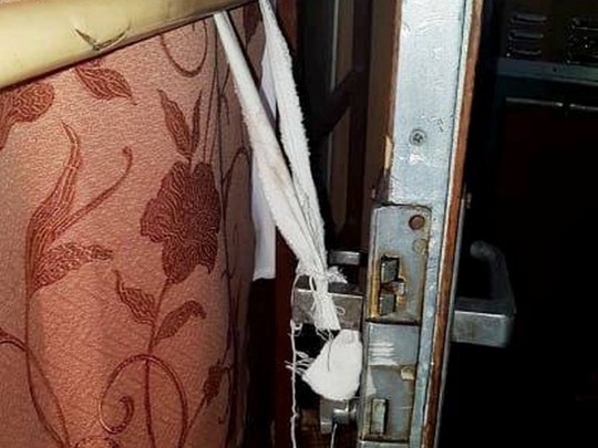 Затертые сидения и тряпка на двери: пассажирка пожаловалась на условия в поезде «Укрзалізниці» (фото)