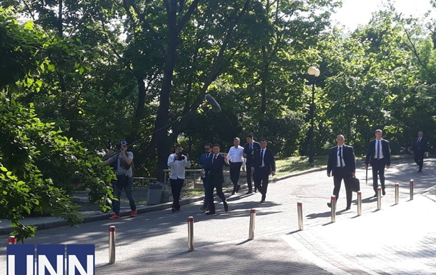 Зеленский пешком пошел в Раду на инаугурацию