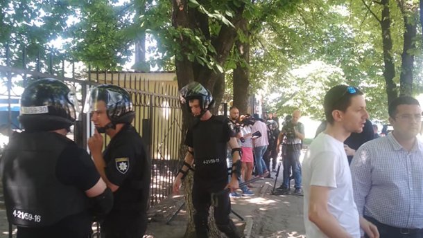 Знесення бюста Жукову: у Харкові влаштували протест проти обшуків в активістів
