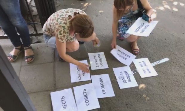 Знесення бюста Жукову: у Харкові влаштували протест проти обшуків в активістів