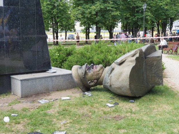 Знесення бюста Жукову: у Харкові влаштували протест проти обшуків в активістів