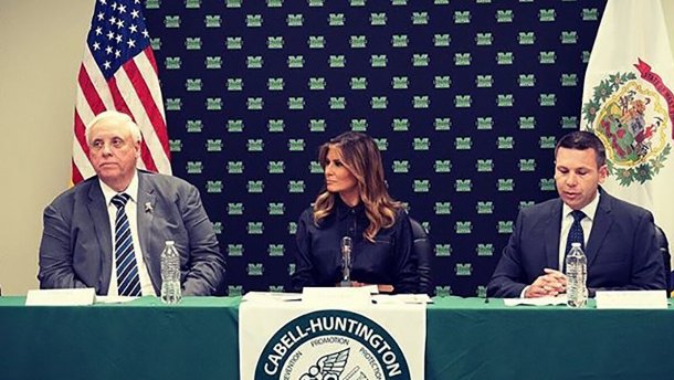 І знову денім: Меланія Трамп показала, як стильно виглядати у джинсовій сукні