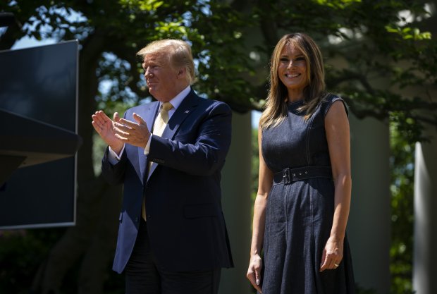 І знову денім: Меланія Трамп показала, як стильно виглядати у джинсовій сукні