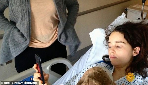 Звезда «Игры престолов» Эмилия Кларк впервые показала свои фото в больнице после инсульта