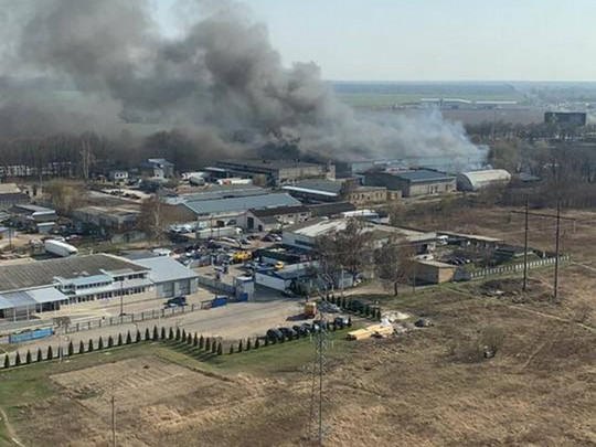 Из-за поджога сухой травы под Киевом загорелся оптовый склад (фото)