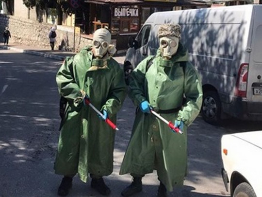 С папахой на противогазе: по улицам Крыма ходят нелепые казачьи патрули (фото)