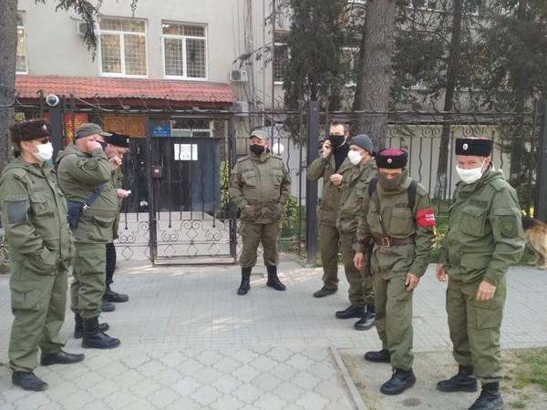 С папахой на противогазе: по улицам Крыма ходят нелепые казачьи патрули (фото)