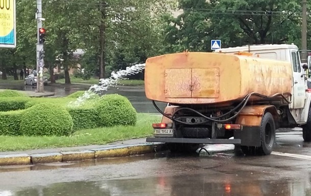 Во время дождя в Киеве поливали клумбы