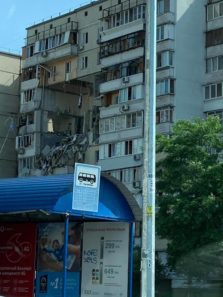 Мощный взрыв в Киеве разрушил часть многоэтажного дома: первые фото и видео ЧП