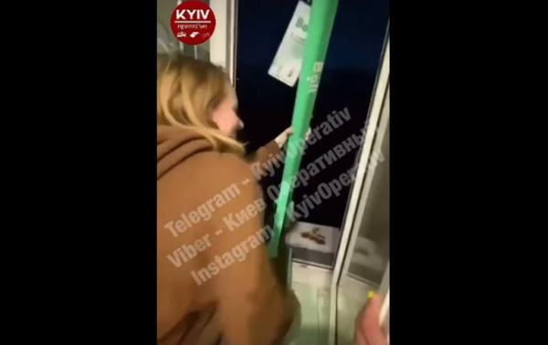 В Киеве молодые люди выбросили самокат из окна многоэтажки