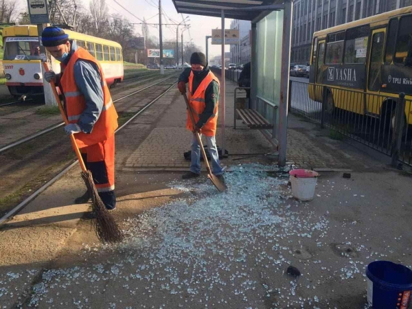 Ночью в Одессе неизвестные вандалы разбили стеклянную остановку, она — 37-я с начала года. Фото