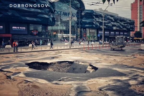 
В Киеве водой залило улицу вблизи крупного ТРЦ: транспорт разворачивают
