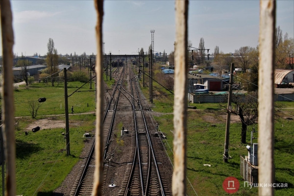 В Одессе подумывают отремонтировать опасный для пешеходов путепровод: как он выглядит сейчас. Фото